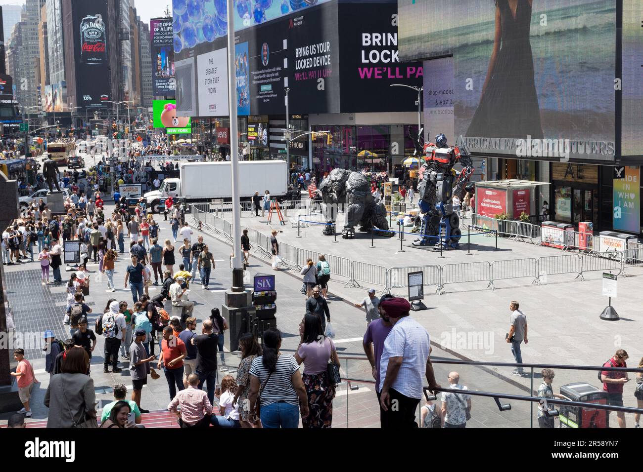 Robots repérés dans Times Square pour promouvoir le film Transformers: Montée des bêtes de l'action et de la science fiction genre basé sur la ligne de jouets Transformers et influencé principalement par le scénario de la série Beast Wars. C'est le septième épisode de la série de films d'action en direct Transformers et une suite à Bumblebee, qui a servi de reboot de la franchise dans les théâtres. 01 juin 2023 (photo: Vanessa Carvalho) crédit: Brésil photo Press/Alay Live News Banque D'Images