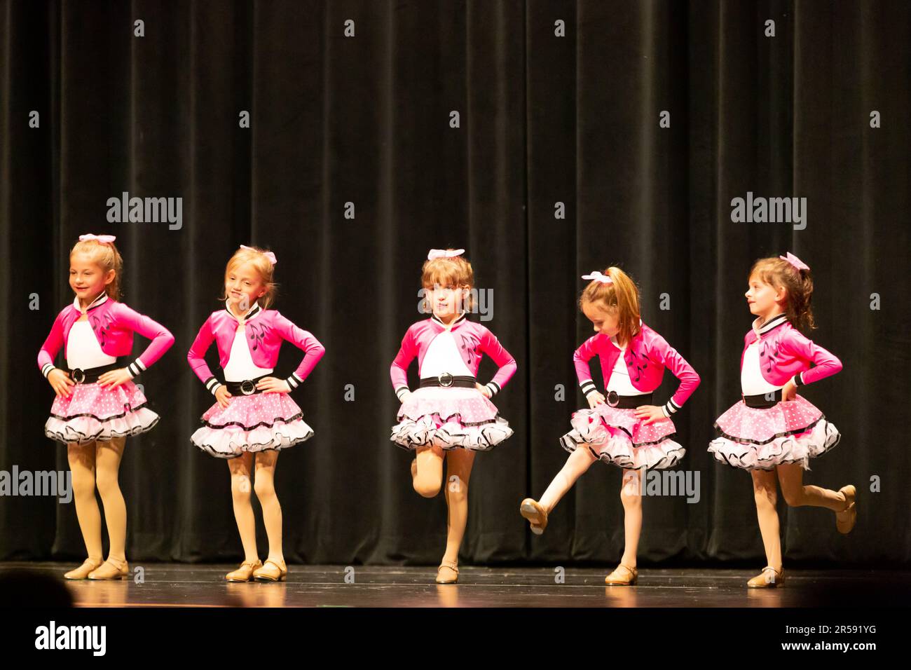 Petites filles exécutant une routine de danse de robinet. Banque D'Images