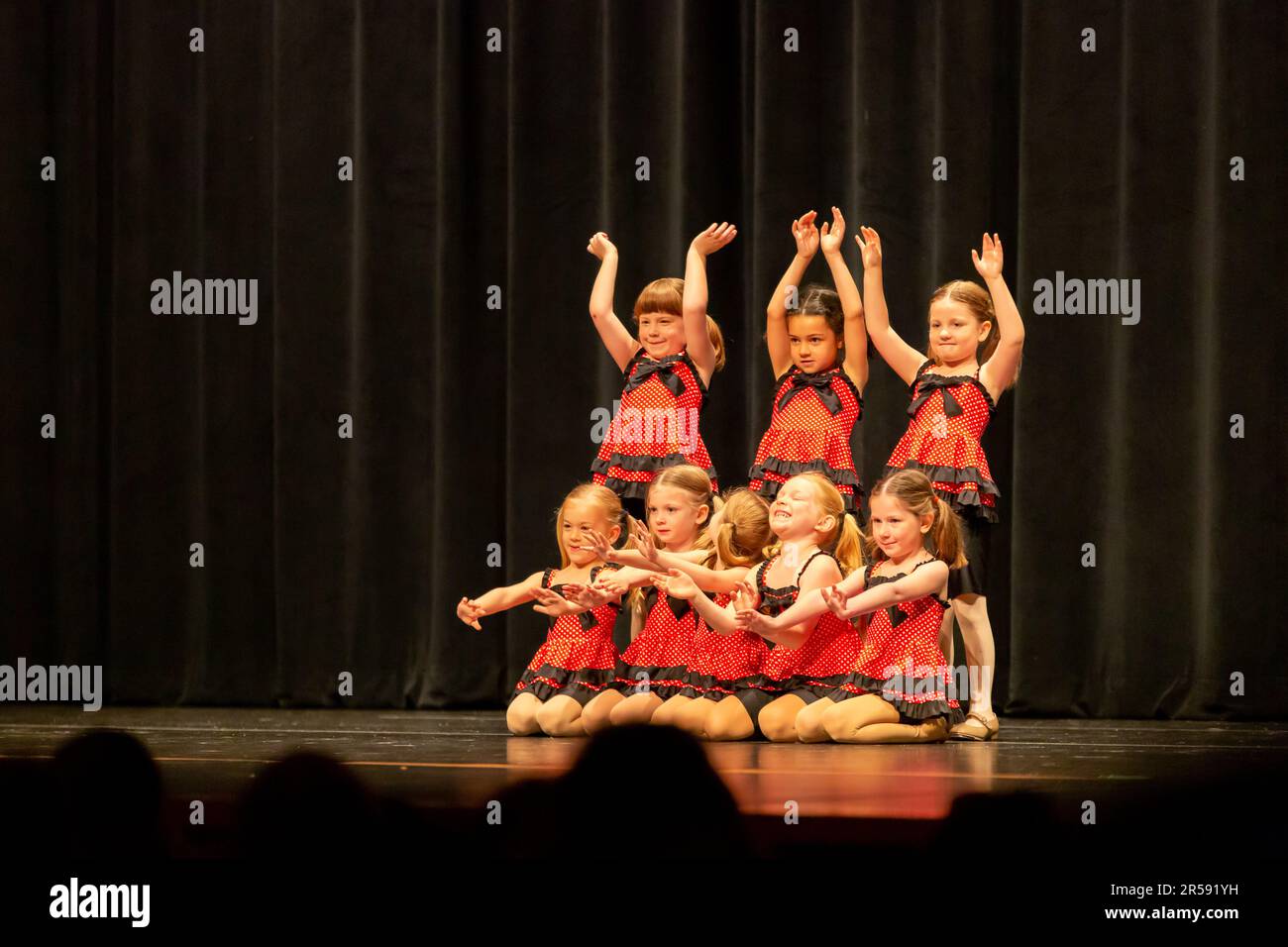 Petites filles exécutant une routine de danse. Banque D'Images