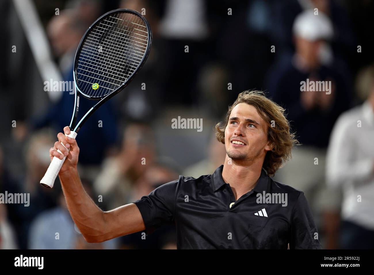 Paris, France. 1st juin 2023. Alexander Zverev, d'Allemagne, fête après le  deuxième tour de match entre Alexandre Zverev, d'Allemagne, et Alex Molcan,  de Slovaquie, au tournoi de tennis ouvert à Roland Garros