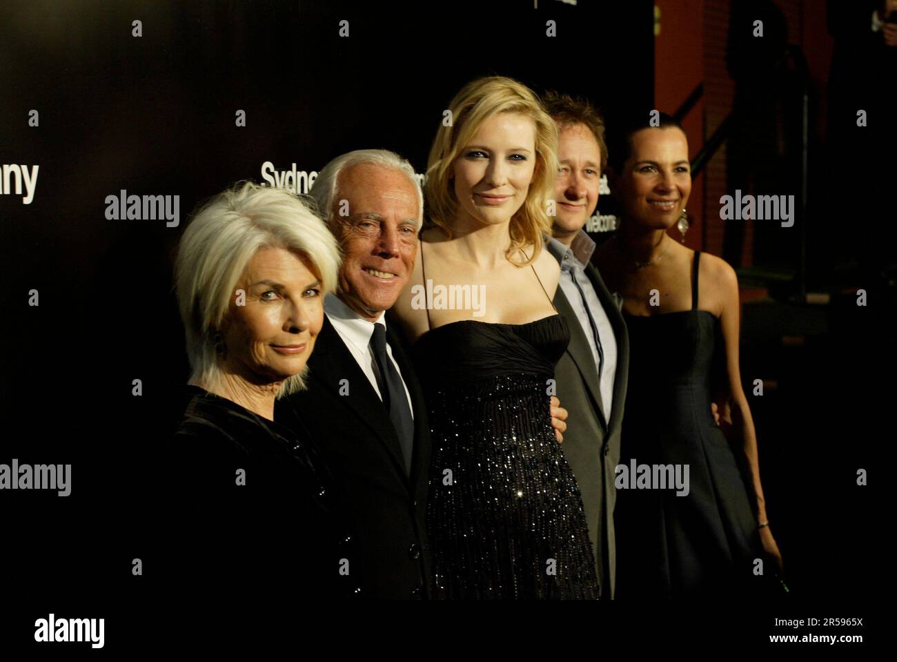 De gauche à droite : Robyn Nevin, Giorgio Armani, Cate Blanchett, Andrew Upton, Roberta Armani la Sydney Theatre Company organise un dîner VIP au Wharf Restaurant, Pier 4, en l'honneur de son nouveau patron Giorgio Armani, dont le don représente l'un des plus grands cadeaux financiers jamais faits à une compagnie de théâtre en Australie. Sydney, Australie. 09.11.07. Banque D'Images