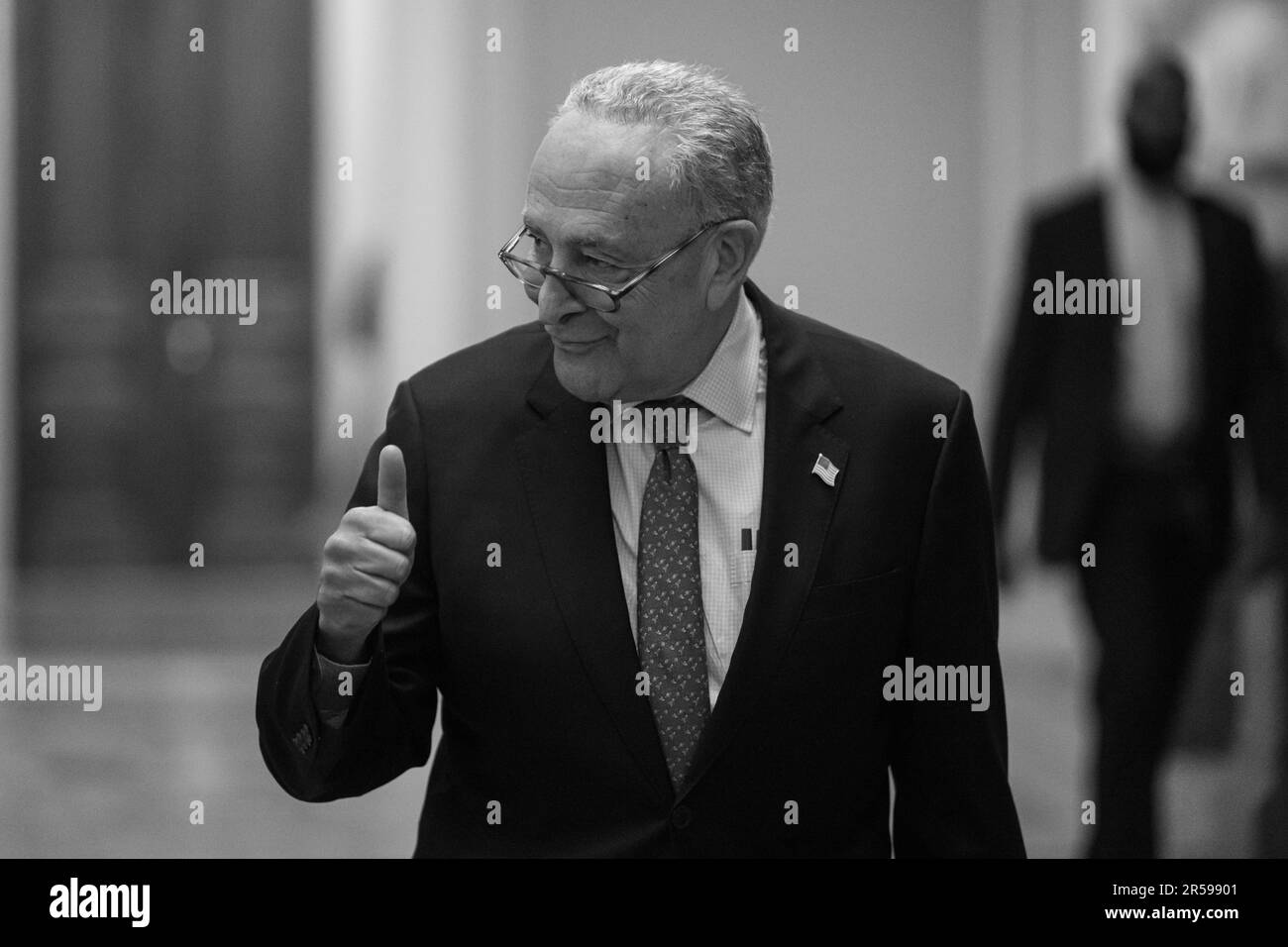 Washington, États-Unis. 01st juin 2023. Le leader de la majorité au Sénat Chuck Schumer, un démocrate de New York, fait un geste de pouce après avoir quitté la salle du Sénat dans le bâtiment du Capitole des États-Unis sur 1 juin 2023 à Washington, DC le Sénat a adopté la Loi sur la responsabilité fiscale, qui a augmenté la limite de la dette et a évité le premier défaut de paiement de la nation. (Photo de Jon Cherry/Sipa USA) Credit: SIPA USA/Alay Live News Banque D'Images