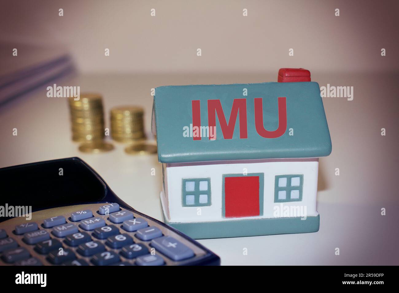 Maison avec le signe 'IMU' concept de la taxe italienne Banque D'Images