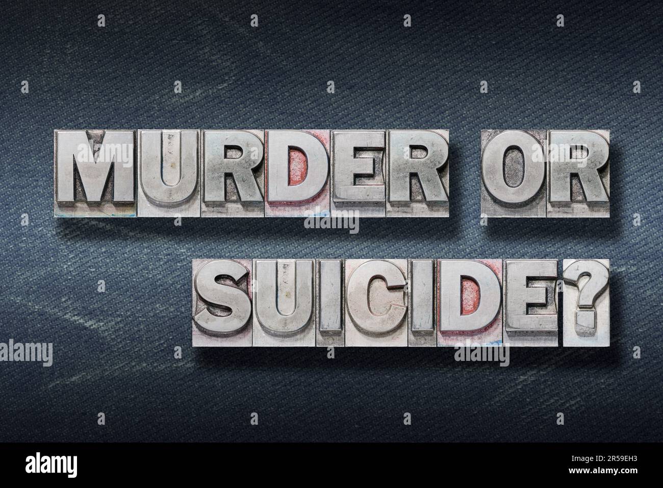question de meurtre ou de suicide faite de typographie métallique sur fond de jeans foncé Banque D'Images