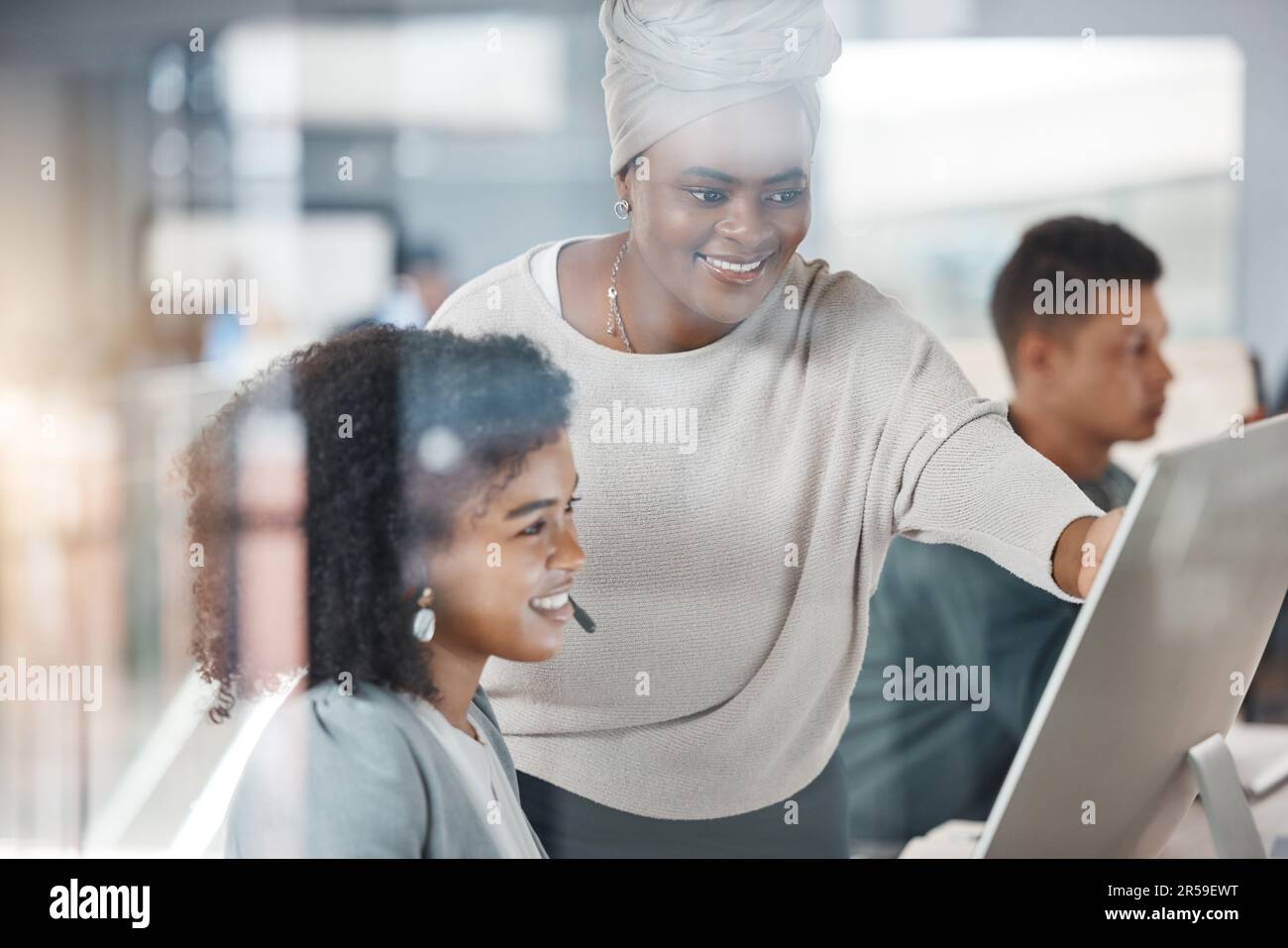 Centre d'appels, formation et femme noire avec un employé sur ...