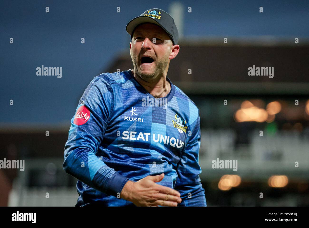 Leeds, Angleterre - 01/06/2023 - Cricket - Vitality T20 Blast: North Group - Yorkshire Vikings v Lancashire Lightning - Headingley Stadium, Leeds, Angleterre - Adam Lyth du Yorkshire célèbre comme Liam Livingstone du Lancashire est rejeté. Credit: SWpix / Alamy Live News Banque D'Images