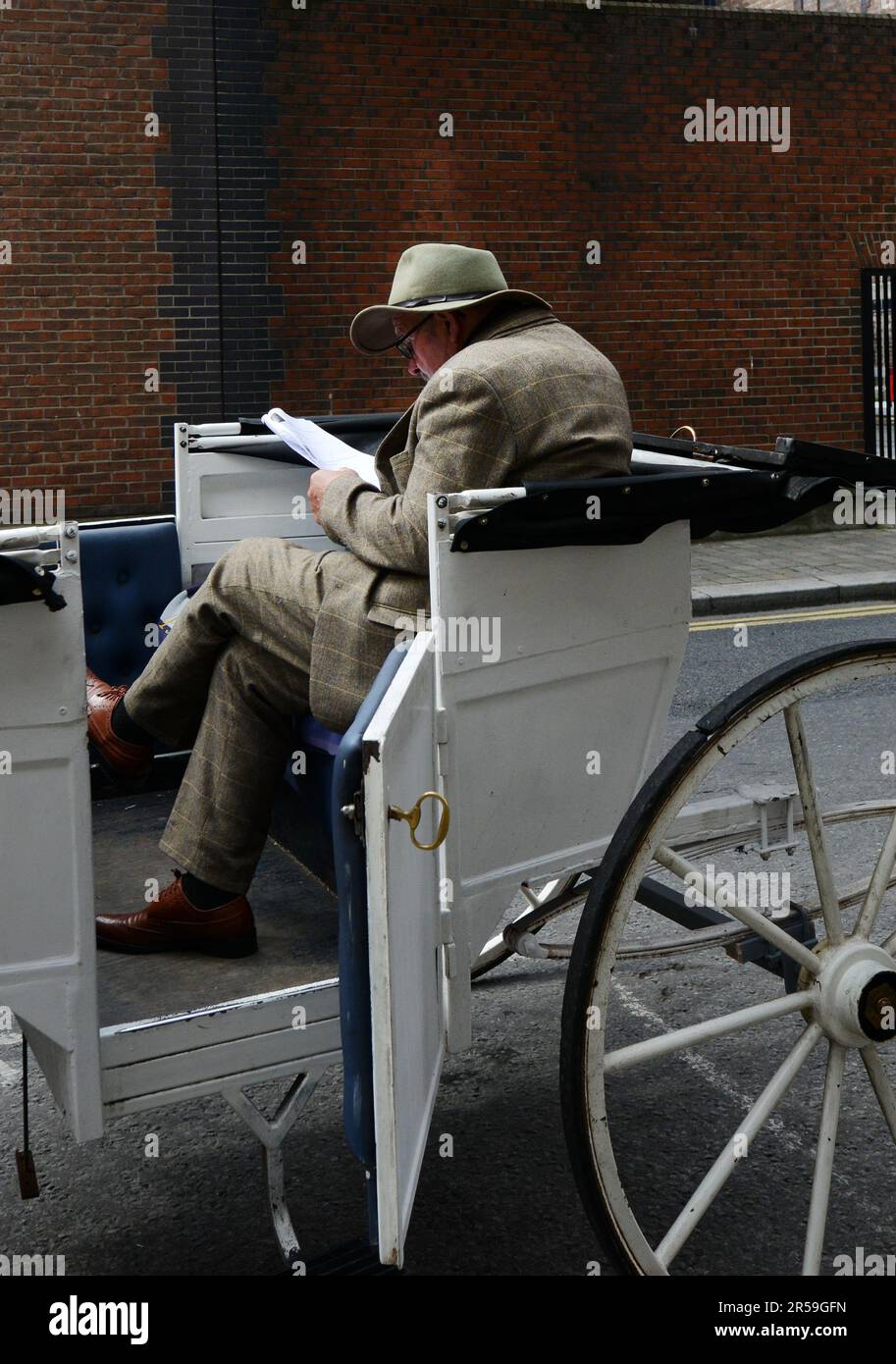 Un cachiste ireish assis dans une calèche à St. Brasserie James's Gate à Dublin, Irlande. Banque D'Images