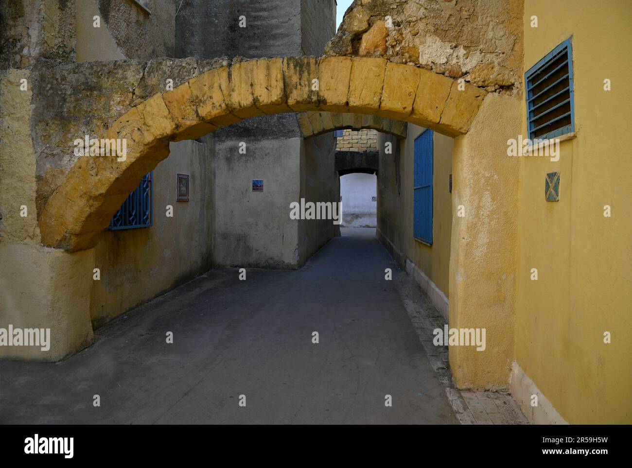 Architecture typique avec des murs anciens en stuc dans le soi-disant Kasbah, un quartier urbain islamique de Mazara del Vallo en Sicile, Italie. Banque D'Images