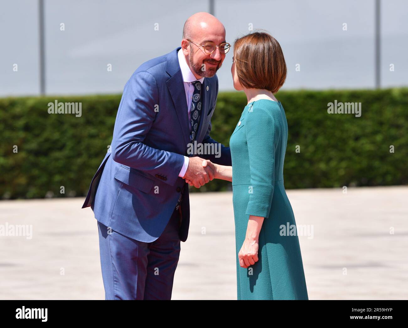 Bulboaca, Moldavie. 1st juin 2023. Le président du Conseil européen Charles Michel (L) tremble la main avec le président moldave Maia Sandu à son arrivée pour le deuxième sommet de la Communauté politique européenne à Bulboaca, en Moldova, en 1 juin 2023. Environ 50 dirigeants européens se sont réunis jeudi au château de Mimi à Bulboaca, en Moldavie, pour le deuxième sommet de la Communauté politique européenne (CPE), consacré aux questions de sécurité, ainsi qu'à l'énergie, au climat et à l'interconnectivité. Credit: Lian Yi/Xinhua/Alay Live News Banque D'Images