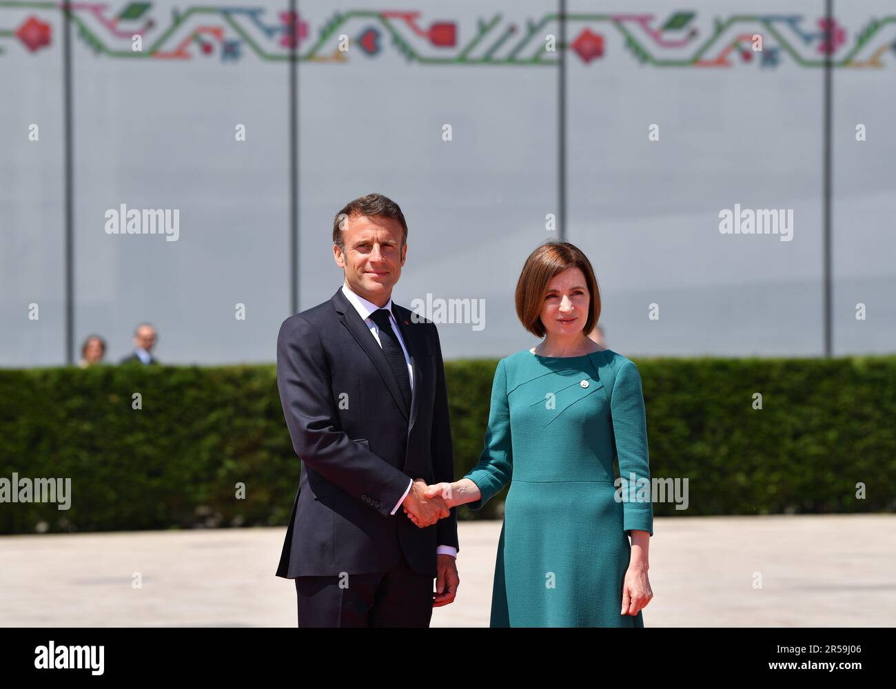 Bulboaca, Moldavie. 1st juin 2023. Le président français Emmanuel Macron (L) tremble la main avec le président moldave Maia Sandu à son arrivée pour le deuxième sommet de la Communauté politique européenne à Bulboaca, Moldavie, 1 juin 2023. Environ 50 dirigeants européens se sont réunis jeudi au château de Mimi à Bulboaca, en Moldavie, pour le deuxième sommet de la Communauté politique européenne (CPE), consacré aux questions de sécurité, ainsi qu'à l'énergie, au climat et à l'interconnectivité. Credit: Lian Yi/Xinhua/Alay Live News Banque D'Images