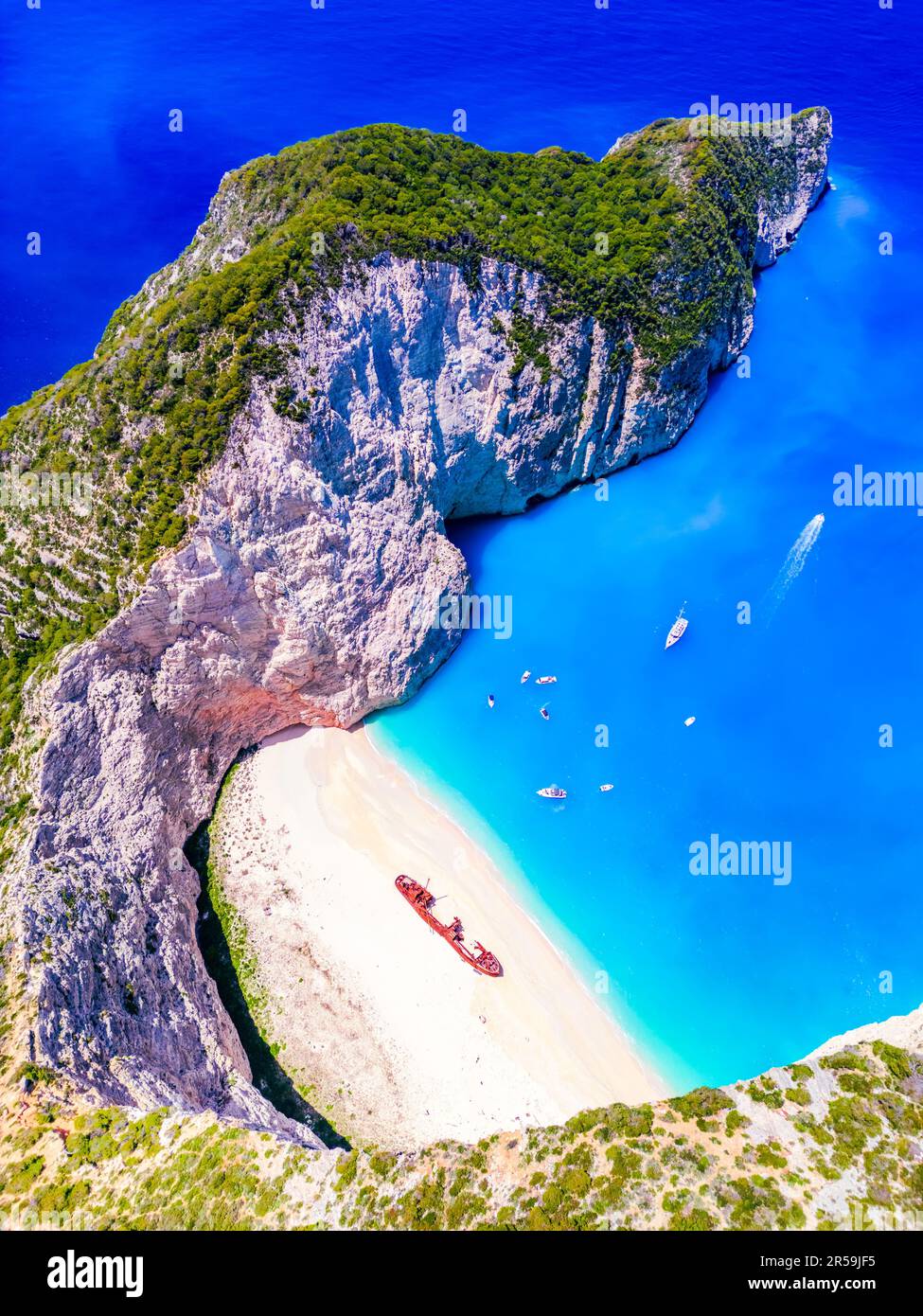 Plage de Navagio, Zakynthos. Vue aérienne de drone de la célèbre plage Shipwreck, paysage aérien de la mer Ionienne, les îles grecques, la Grèce. Banque D'Images
