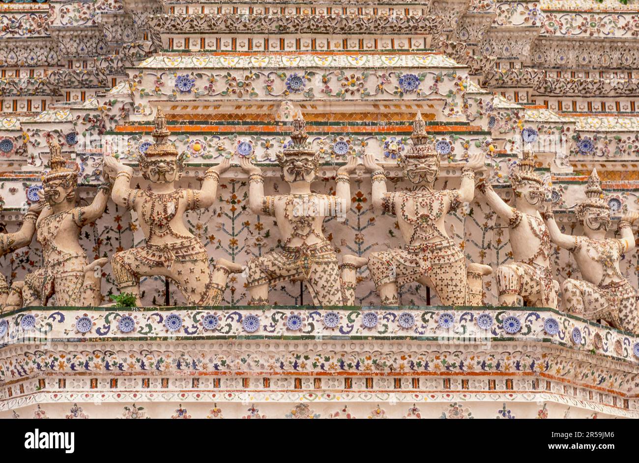 Détail de céramique à Wat Arun (du nom de Aruṇa, le Dieu hindou de l'aube) fait de porcelaine brisée à Bangkok, Thaïlande. Banque D'Images