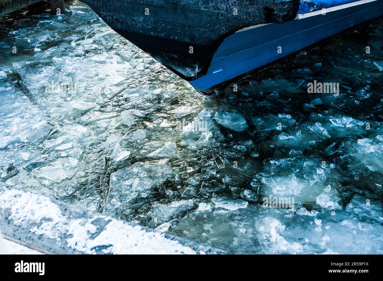 Glace de rivière traversée autour de l'arc d'un ferry pour passagers Banque D'Images