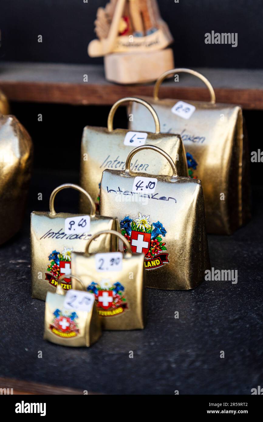 Cloches de vache suisse en métal souvenir avec drapeau suisse et fleurs alpines 'Alpenblumen', Interlaken, Suisse Banque D'Images