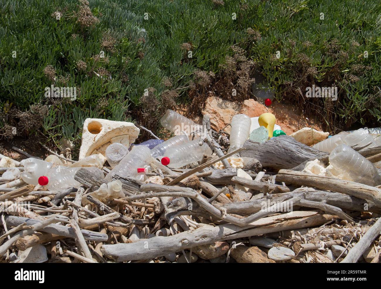 Soupe de plastique ; beaucoup de déchets en plastique s'est échoué sur la plage de Crete Banque D'Images