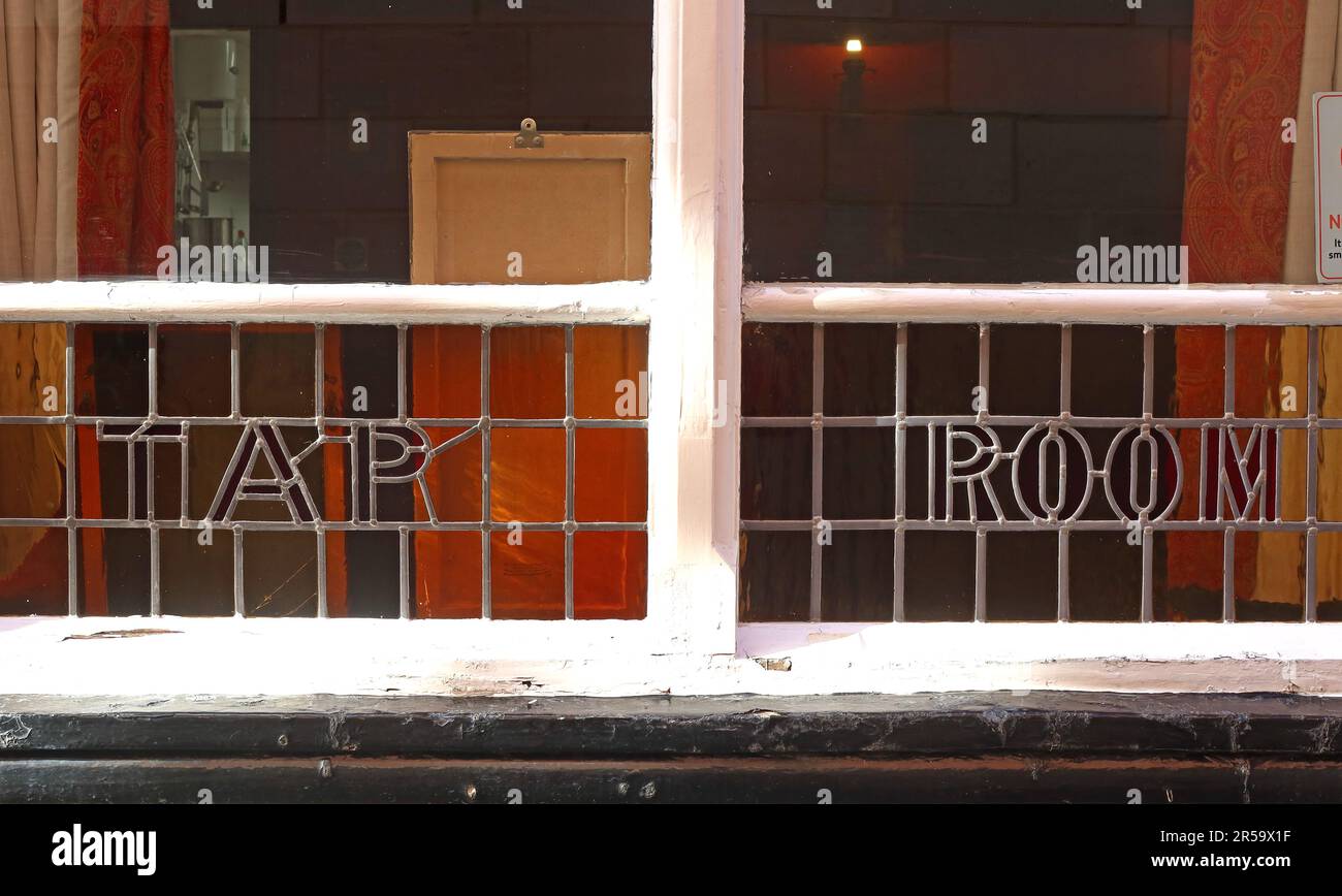 Vitrail avec lettrage « Tap Room » dans une maison publique traditionnelle à York, montrant la signalisation classique d'un pub et des détails intérieurs historiques, York Banque D'Images