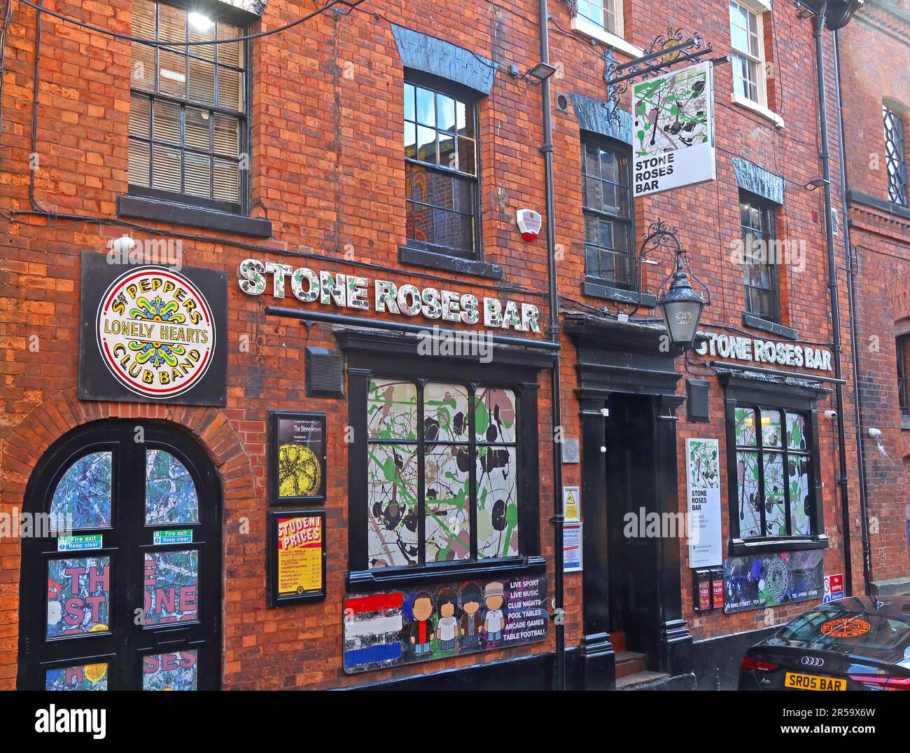Extérieur du Stone Roses Bar, un bar sur le thème de la musique inspiré par le groupe indépendant britannique The Stone Roses, situé sur King Street dans le centre-ville de York Banque D'Images