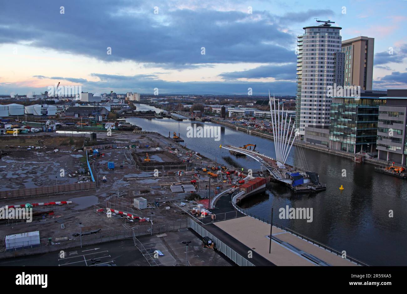 Salford Quays, The Lowry, Media City, zone de quai réaménagé, au crépuscule, Manchester, Angleterre, Royaume-Uni, M50 3UB Banque D'Images