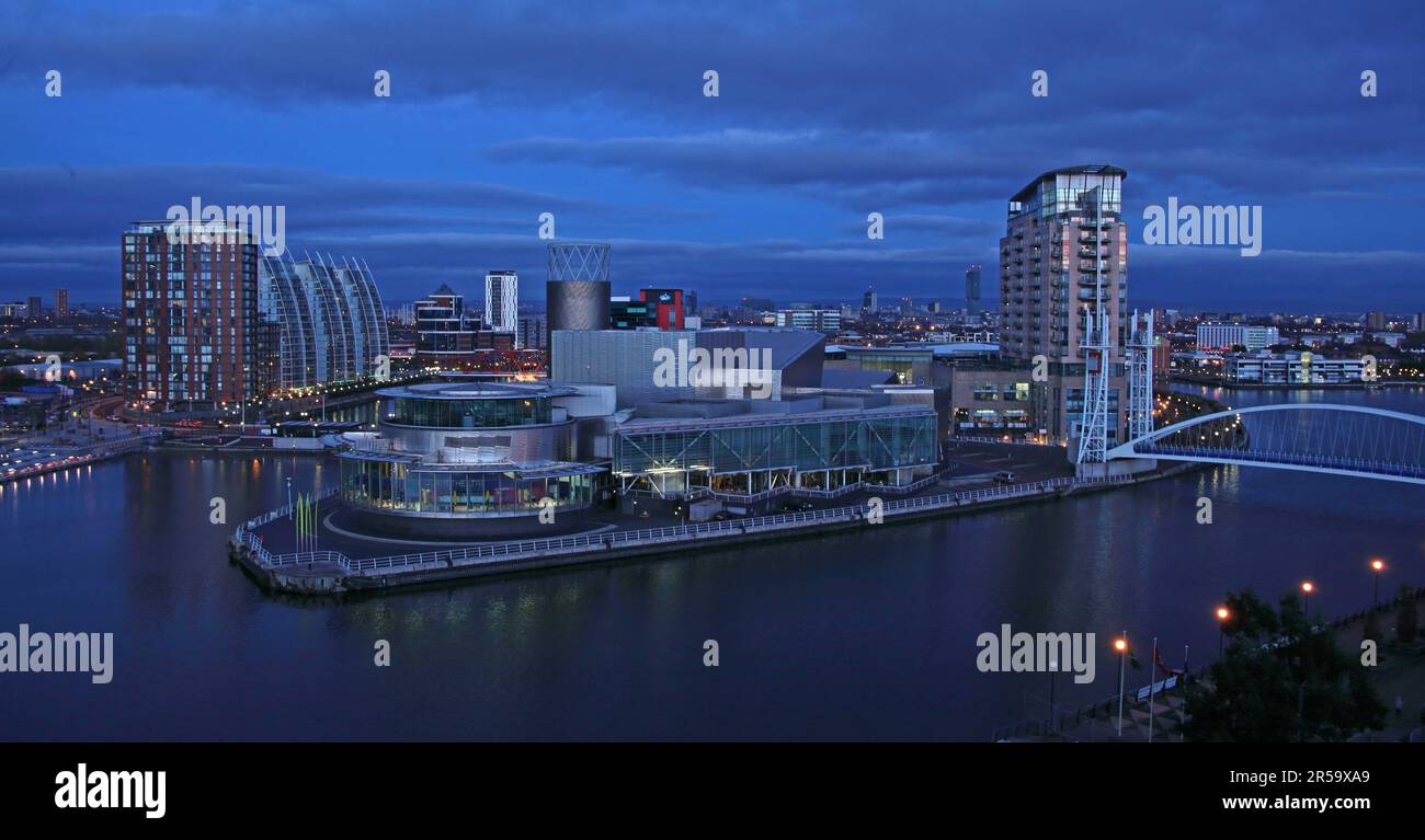 Salford Quays, The Lowry, Media City, zone de quai réaménagé, au crépuscule, Manchester, Angleterre, Royaume-Uni, M50 3UB Banque D'Images