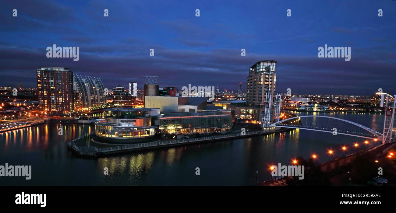 Salford Quays, The Lowry, Media City, zone de quai réaménagé, au crépuscule, Manchester, Angleterre, Royaume-Uni, M50 3UB Banque D'Images