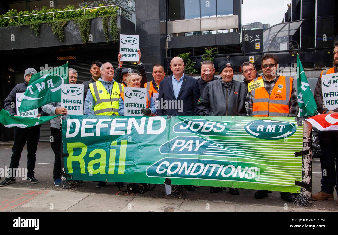 Londres, Royaume-Uni. 2nd juin 2023. Membres du syndicat RMT sur la ligne de piquetage à la gare Euston. Le secrétaire général, Mick Lynch, donne des entrevues aux médias et se tient sur la ligne de piquetage. Le syndicat RMT frappe sur les emplois, les salaires et les conditions. 14 les compagnies de train sont en grève dans le conflit ferroviaire national. 20 000 travailleurs ferroviaires de la restauration, des gestionnaires de train et du personnel de la gare sont tous en train d'agir. Crédit : Joe Maida/Alay Live News Banque D'Images