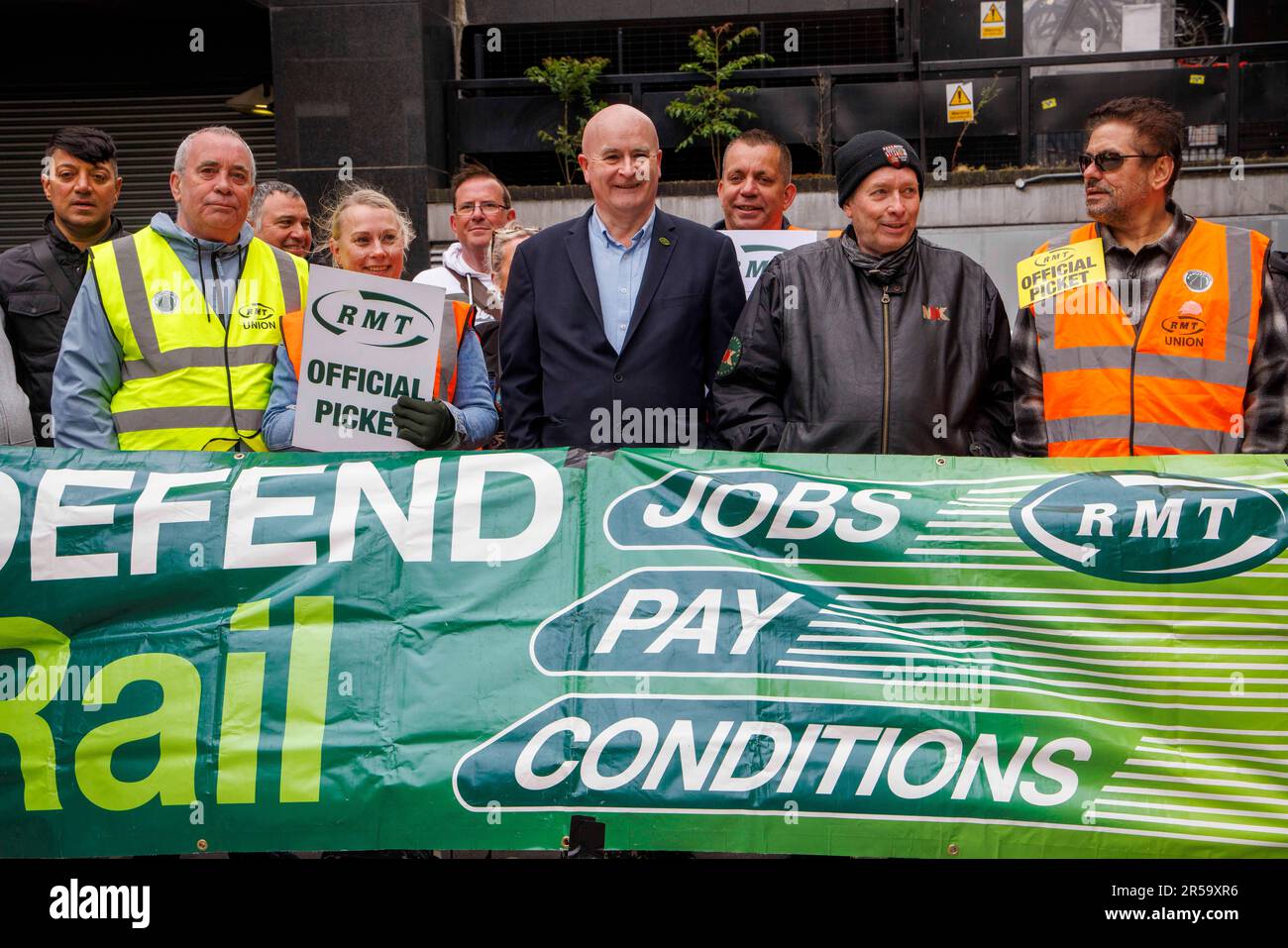 Londres, Royaume-Uni. 2nd juin 2023. Membres du syndicat RMT sur la ligne de piquetage à la gare Euston. Le secrétaire général, Mick Lynch, donne des entrevues aux médias et se tient sur la ligne de piquetage. Le syndicat RMT frappe sur les emplois, les salaires et les conditions. 14 les compagnies de train sont en grève dans le conflit ferroviaire national. 20 000 travailleurs ferroviaires de la restauration, des gestionnaires de train et du personnel de la gare sont tous en train d'agir. Crédit : Joe Maida/Alay Live News Banque D'Images