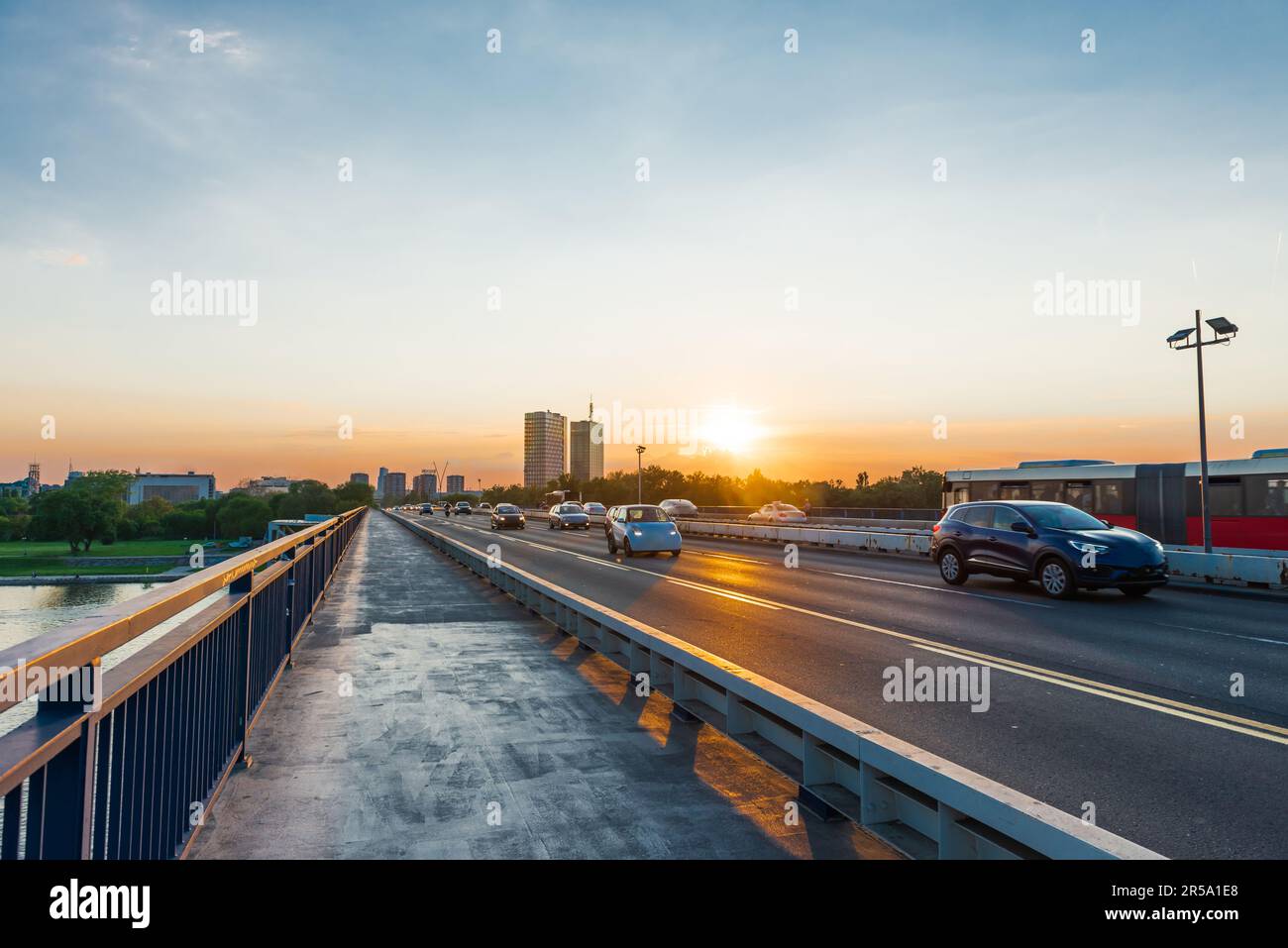 Branko's Bridge au coucher du soleil à Belgrade. Serbie Banque D'Images