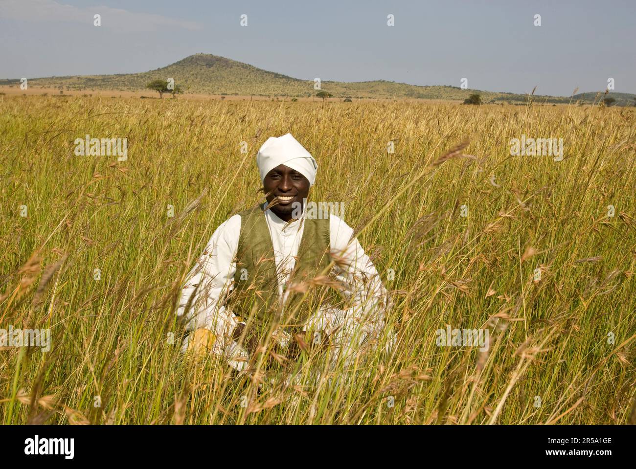 Un homme tanzanien dans l'ère coloniale traditionnelle s'attelle pour un portrait sur la plaine de Serengeti, Tanzanie. Banque D'Images