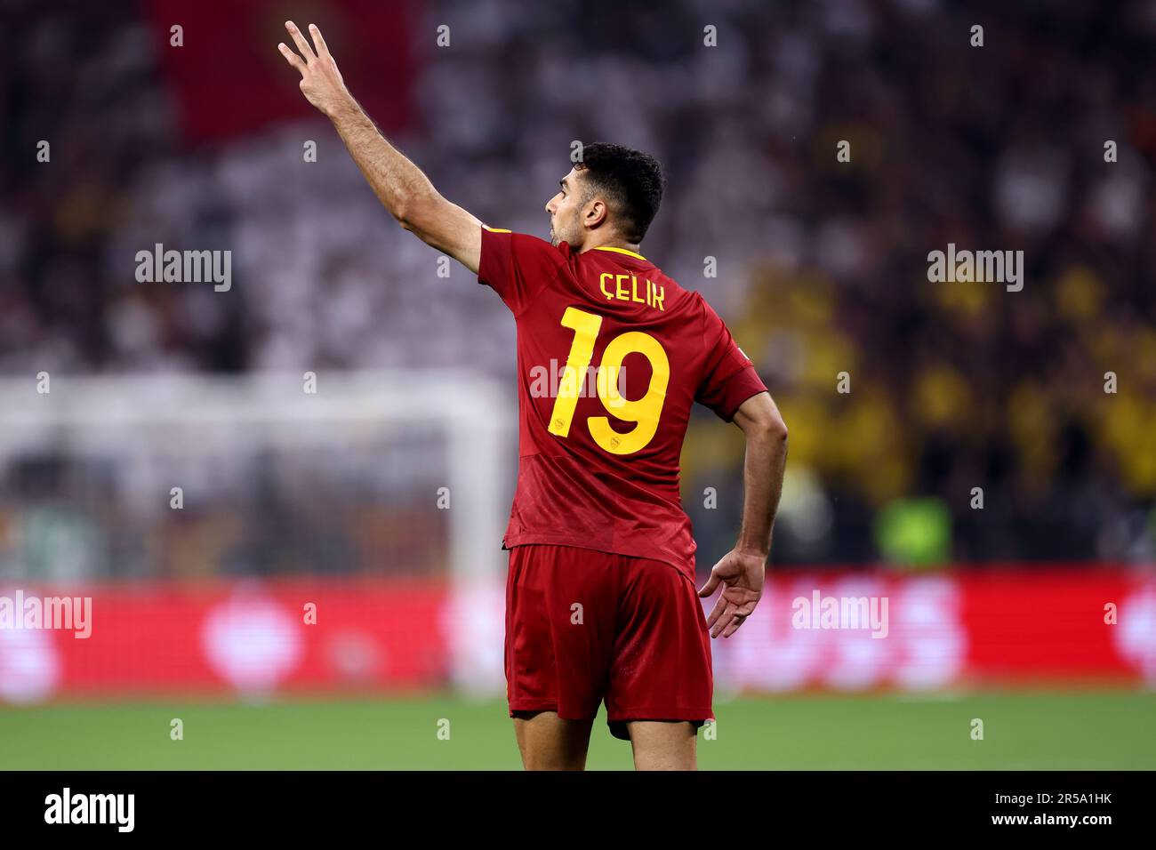 Mehmet Zeki Celik de l'AS Roma gestes pendant le match final de l'UEFA Europa League entre Sevilla FC et comme Roma à l'arène de Puskas sur 31 mai 2023 à Budapest, Hongrie . Banque D'Images