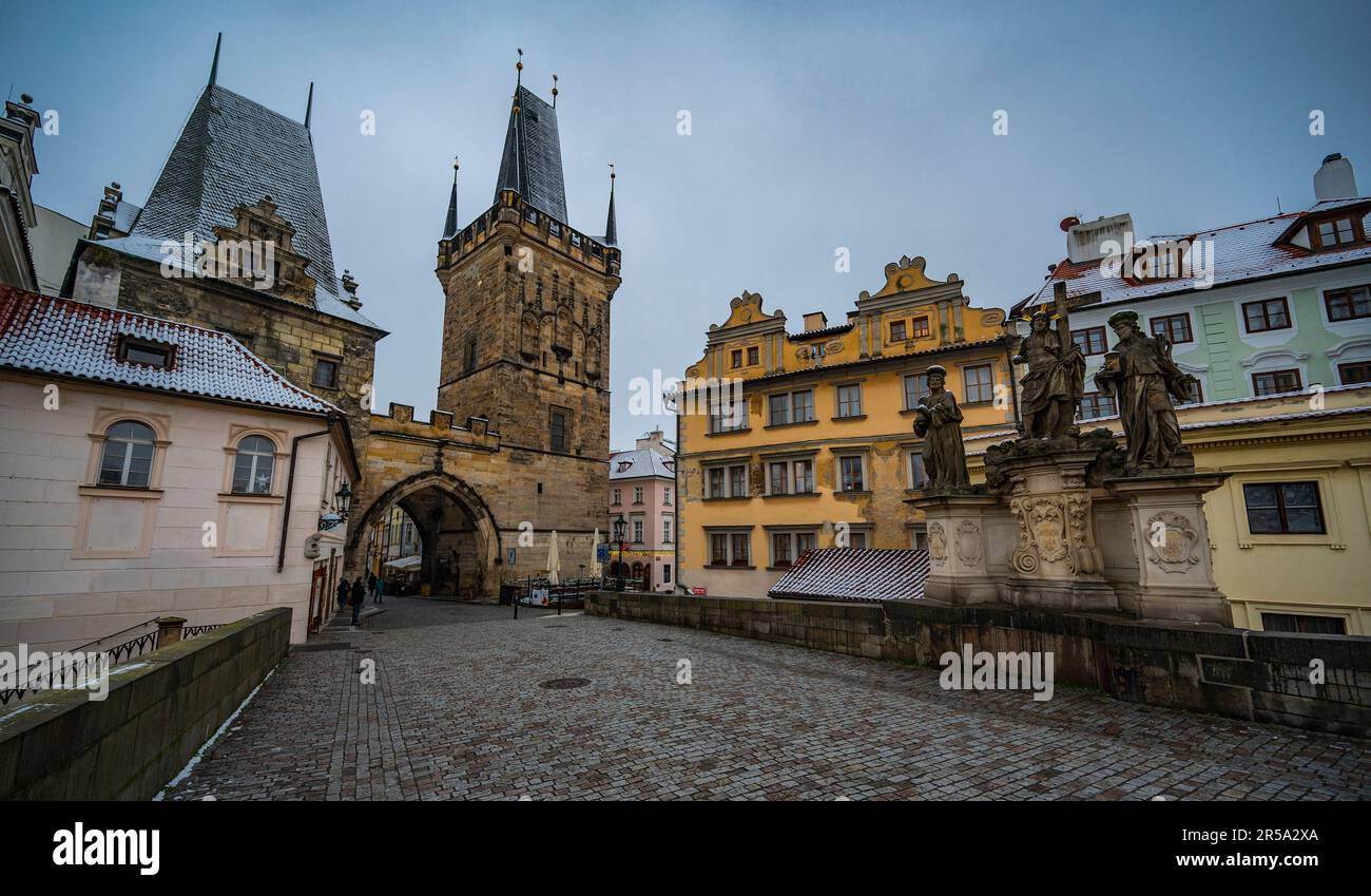 Le pont de Karl à Prague par un ciel nuageux journée d'automne Banque D'Images