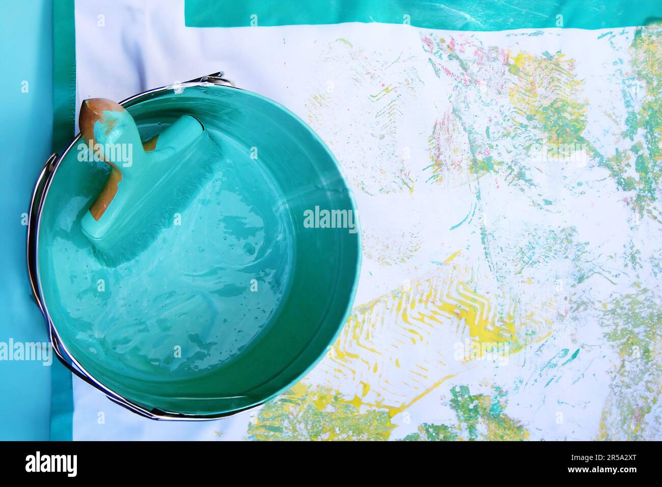 Vue de dessus d'un pinceau dans un pot de peinture bleu sarcelle avec espace de copie Banque D'Images