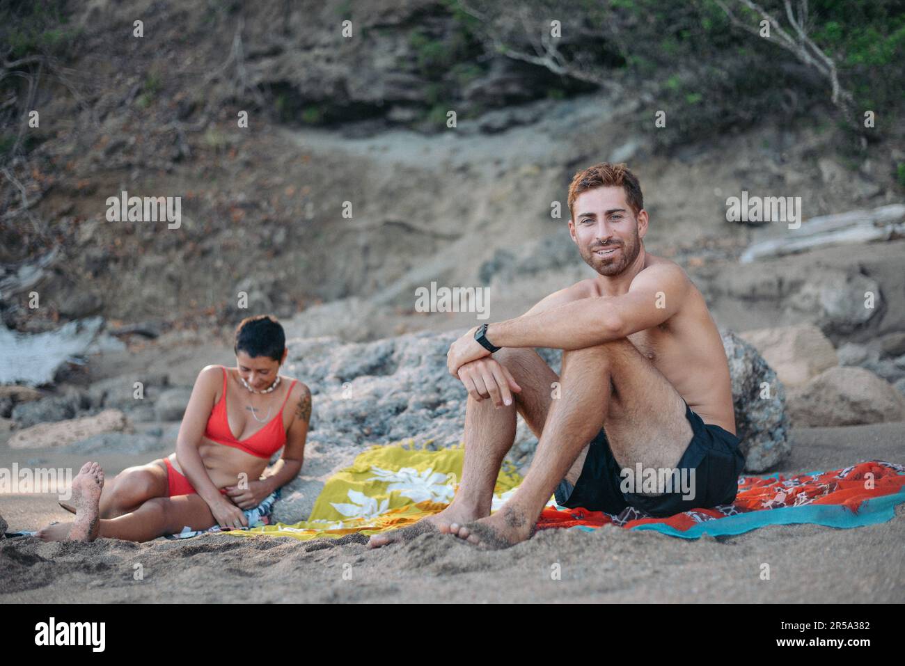 Deux amis qui profitent d'une journée à la plage au Costa Rica Banque D'Images