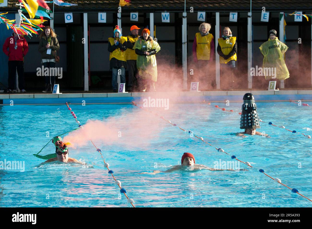 650 concurrents de toute l'Europe participent aux Championnats biannuels de natation en eau froide au Tooting bec Lido dans le sud, Londres, Royaume-Uni. 24.01.2015 Banque D'Images