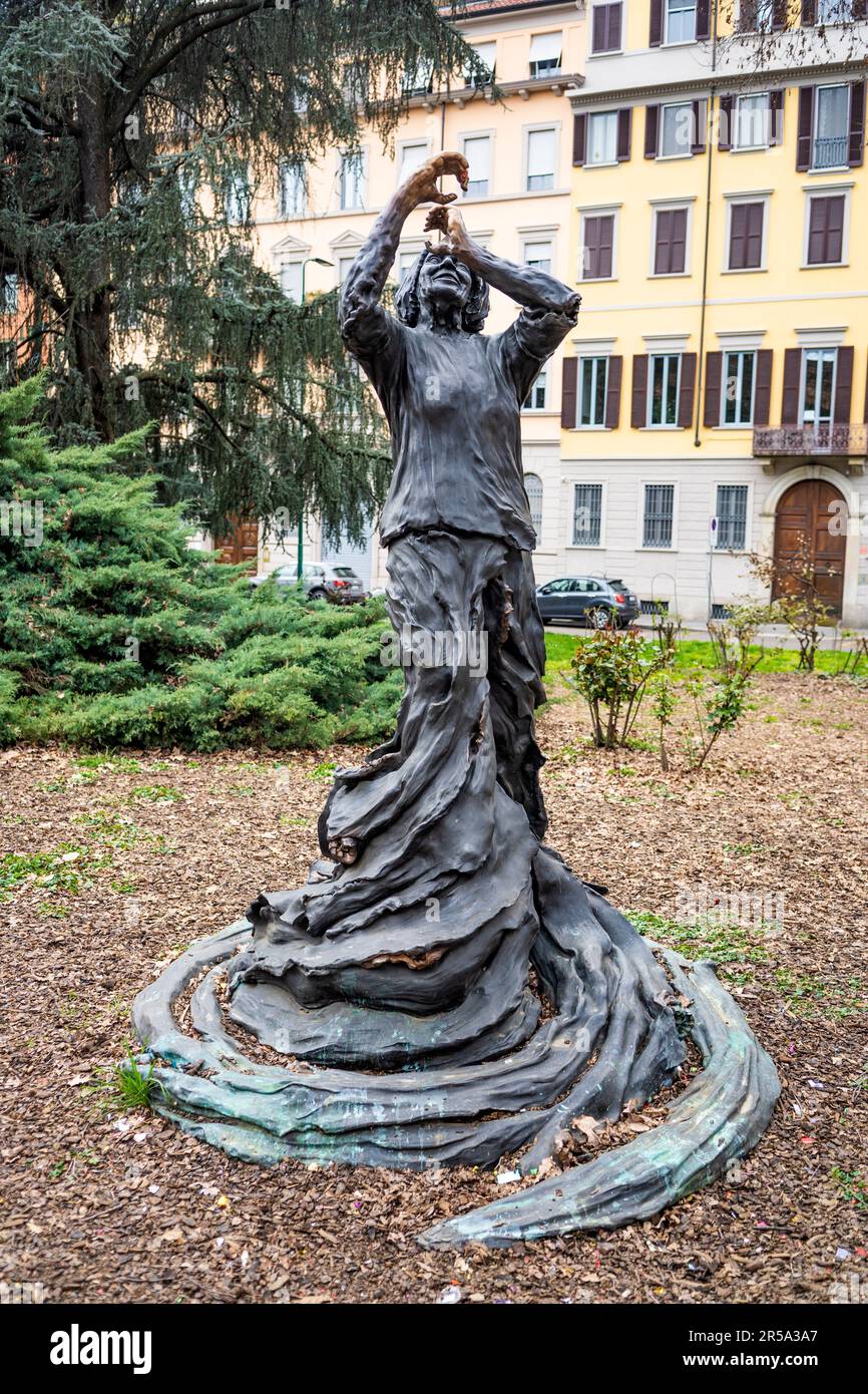 Statue de l'astrophysicien et scientifique italien Margherita Hack devant l'Université Statale à Largo Francesco Richini, Milan, Italie Banque D'Images