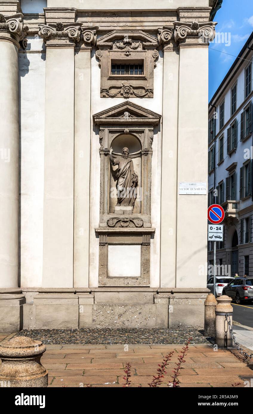 Statue dans une niche de la façade de l'église de San Giuseppe, église catholique romaine de style baroque, centre-ville de Milan, région de Lombardie, Italie. Banque D'Images