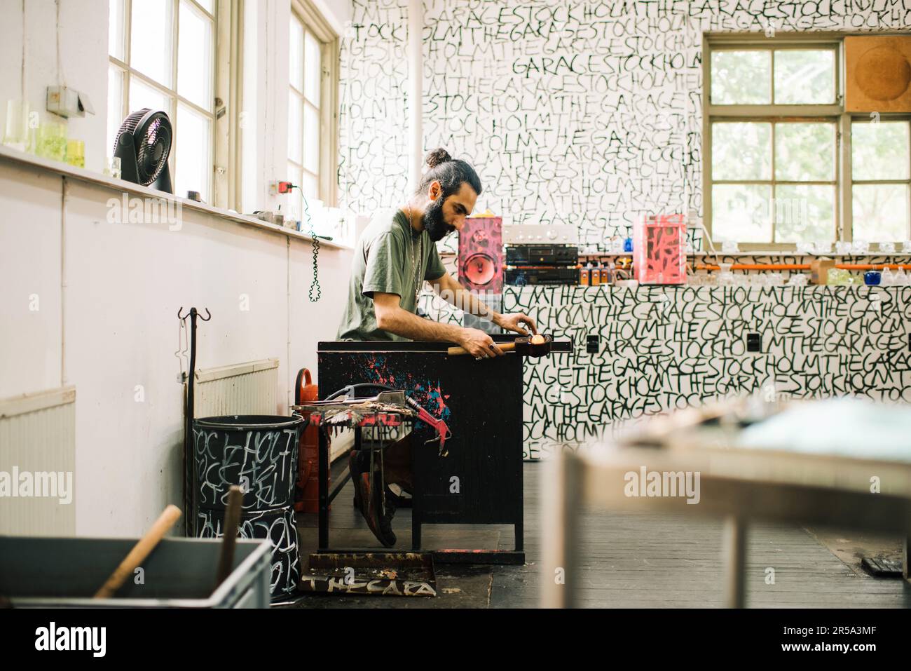 Souffleur artisanal travaillant dans un studio créatif à Stockholm Banque D'Images