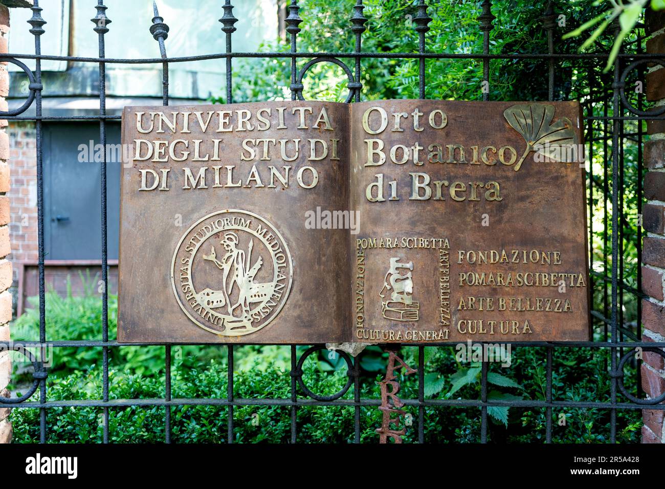 Panneau en bronze pointant le jardin botanique de Brera (en italien 'Orto Botanico di Brera'), qui fait partie du complexe de l'Académie de Brera, Milan, Italie Banque D'Images