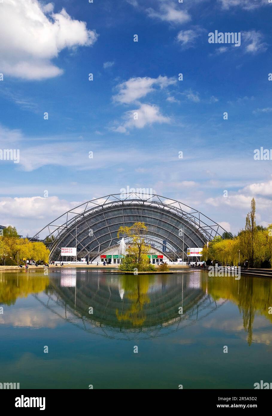 Salle de verre avec réflexion dans le bassin d'eau en face de l'entrée principale de la Foire du livre de Leipzig, Nouvelle foire, Allemagne, Saxe, Leipzig Banque D'Images