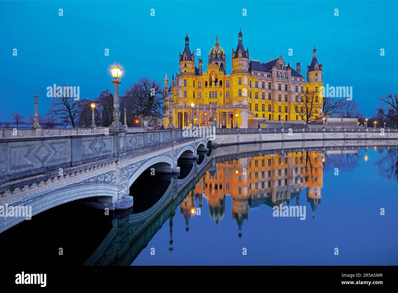 Château de Schwerin illuminé avec le pont du château à l'île du château dans la soirée, Allemagne, Mecklembourg-Poméranie occidentale, Schwerin Banque D'Images