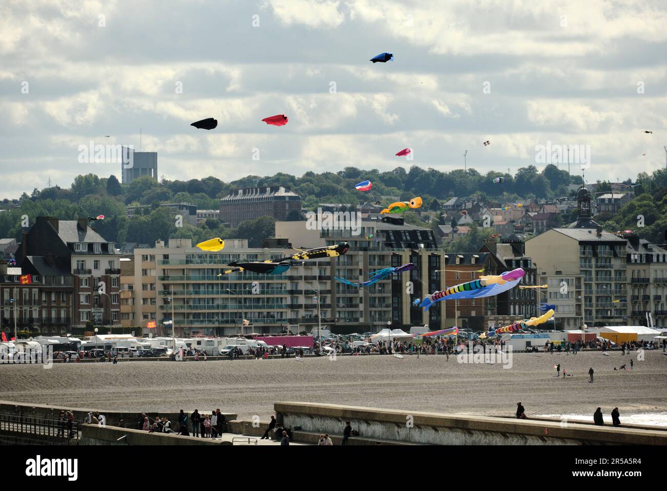 Dieppe, Normandie, France - 18 septembre 2022. Plusieurs cerfs-volants remplissent le ciel au-dessus de Dieppe Beach pour l'édition 21st du Festival international des cerfs-volants. Le moût Banque D'Images