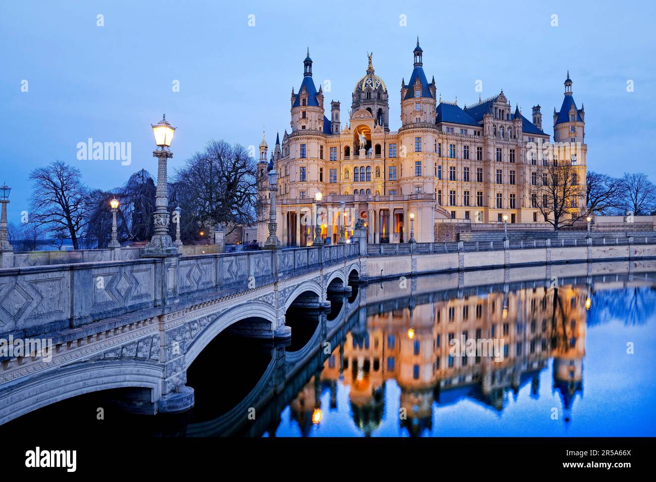 Château de Schwerin illuminé avec le pont du château à l'île du château dans la soirée, Allemagne, Mecklembourg-Poméranie occidentale, Schwerin Banque D'Images