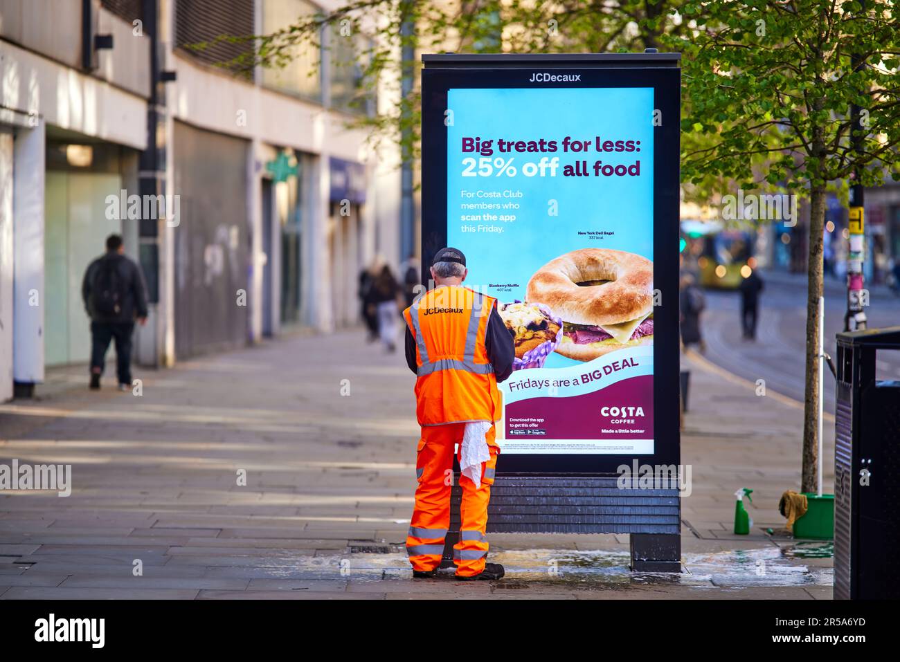 Manchester entretien des meubles de rue par la société française JCDecaux plus grande société de publicité extérieure dans le monde Banque D'Images
