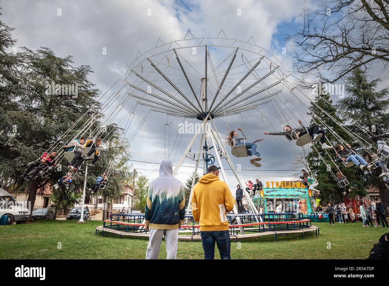 Photo d'une promenade en balançoire tournant pendant un carnaval dans un parc d'attractions de Ripanj, à Belgrade, Serbie. La balançoire ou la balançoire de chaise est une amusante Banque D'Images