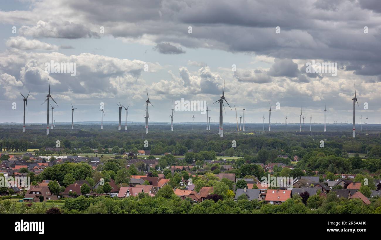 Point de vue de la fameuse teutoburger wald, au-dessus du village de Hörstel-Riesenbeck et des éoliennes de production d'énergie éolienne Banque D'Images