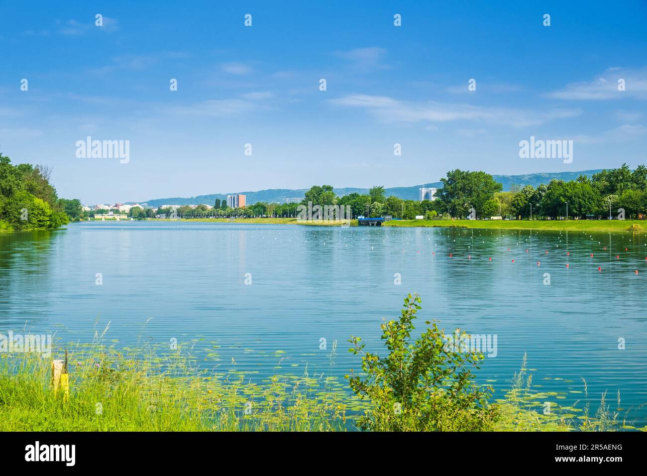 Rive du lac Jarun à Zagreb, Croatie, jour ensoleillé d'été, destination touristique Banque D'Images