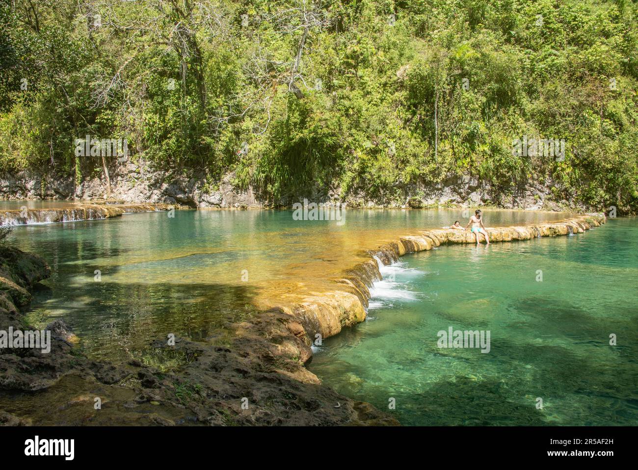 Touristes appréciant les belles piscines de Semuc Champey, Rio Cabohon, Lanquin, Alta Verapaz, Guatemala Banque D'Images