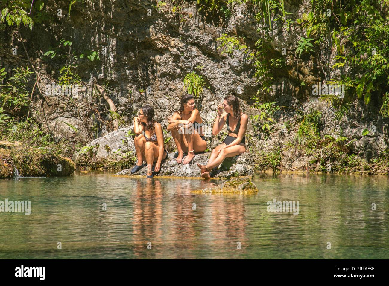 Touristes appréciant les belles piscines de Semuc Champey, Rio Cabohon, Lanquin, Alta Verapaz, Guatemala Banque D'Images