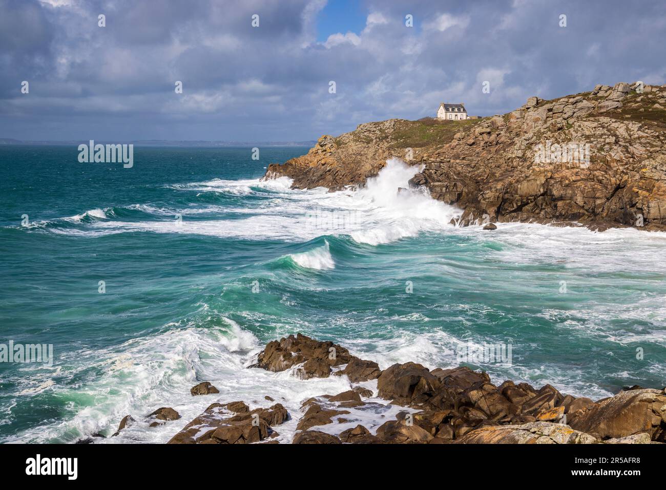 Le phare de la Pointe du Millier sur la côte bretonne, France Banque D'Images