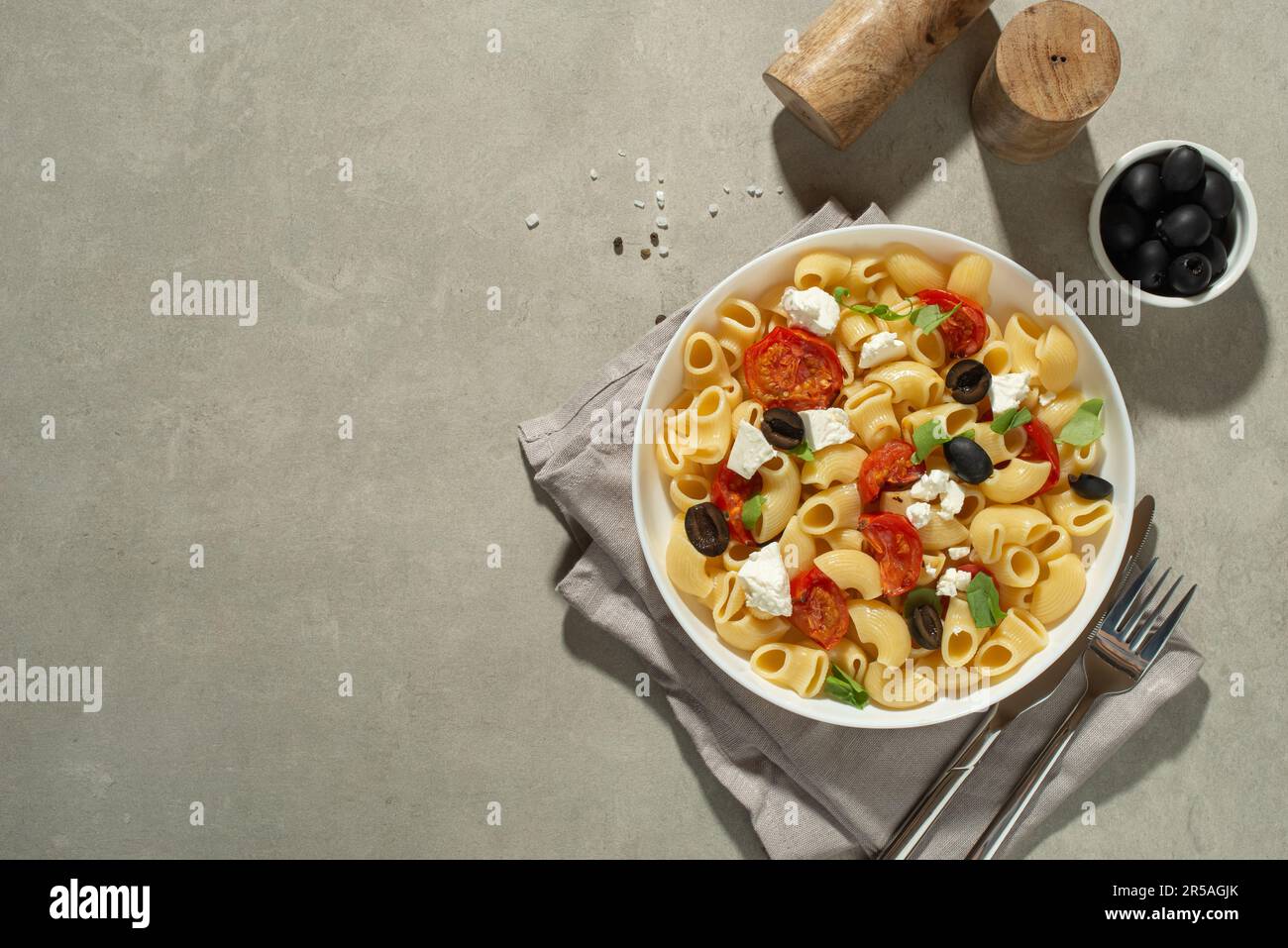 Salade de pâtes avec tomates séchées, fromage et olives Banque D'Images