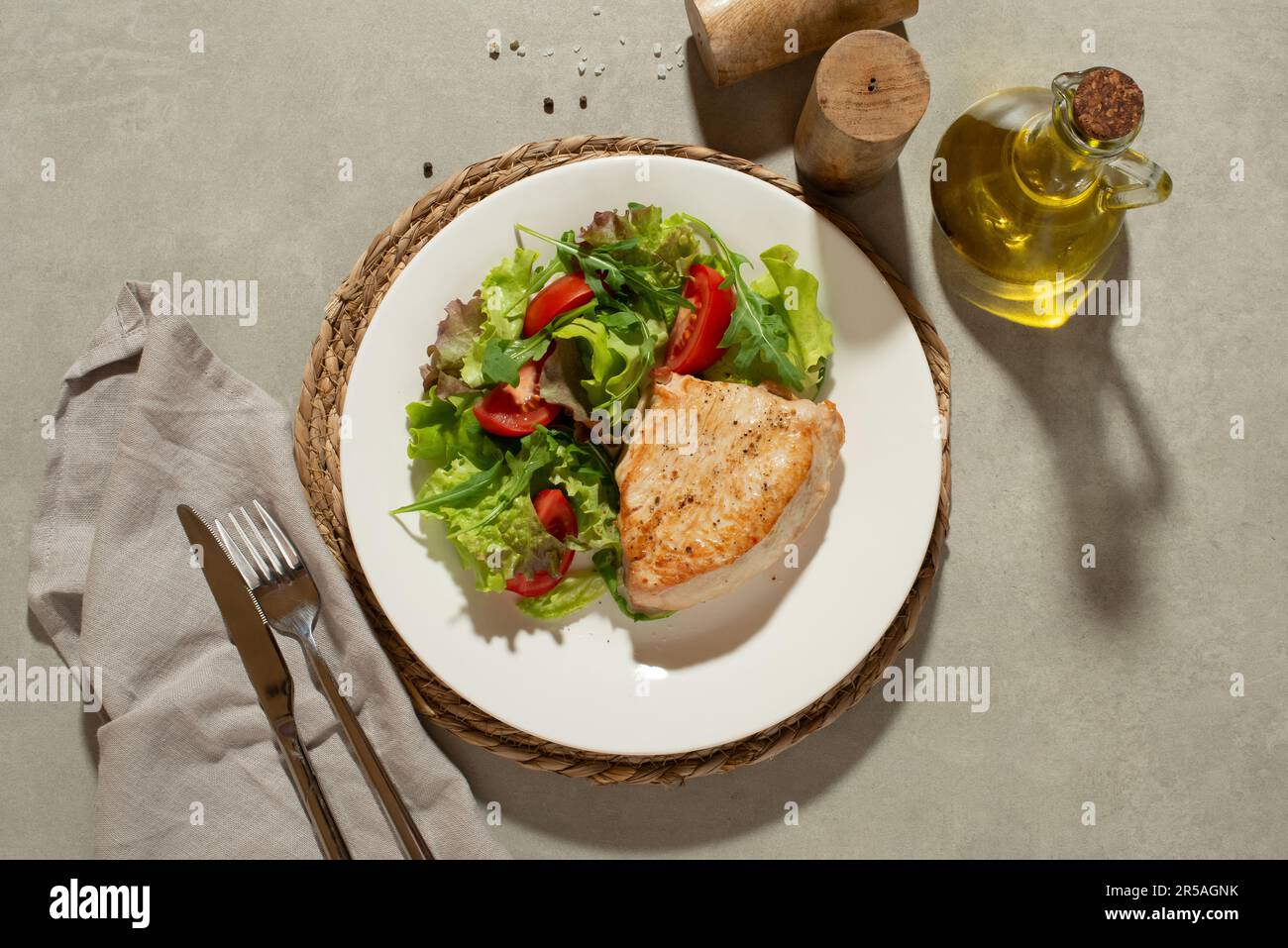 Salade avec légumes et poulet sur fond gris Banque D'Images